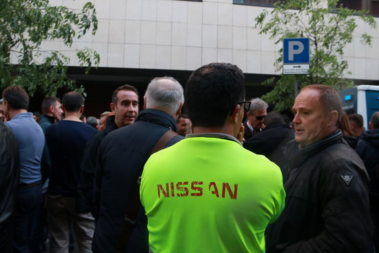 A group of Nissan employees outside the Catalan employment ministry